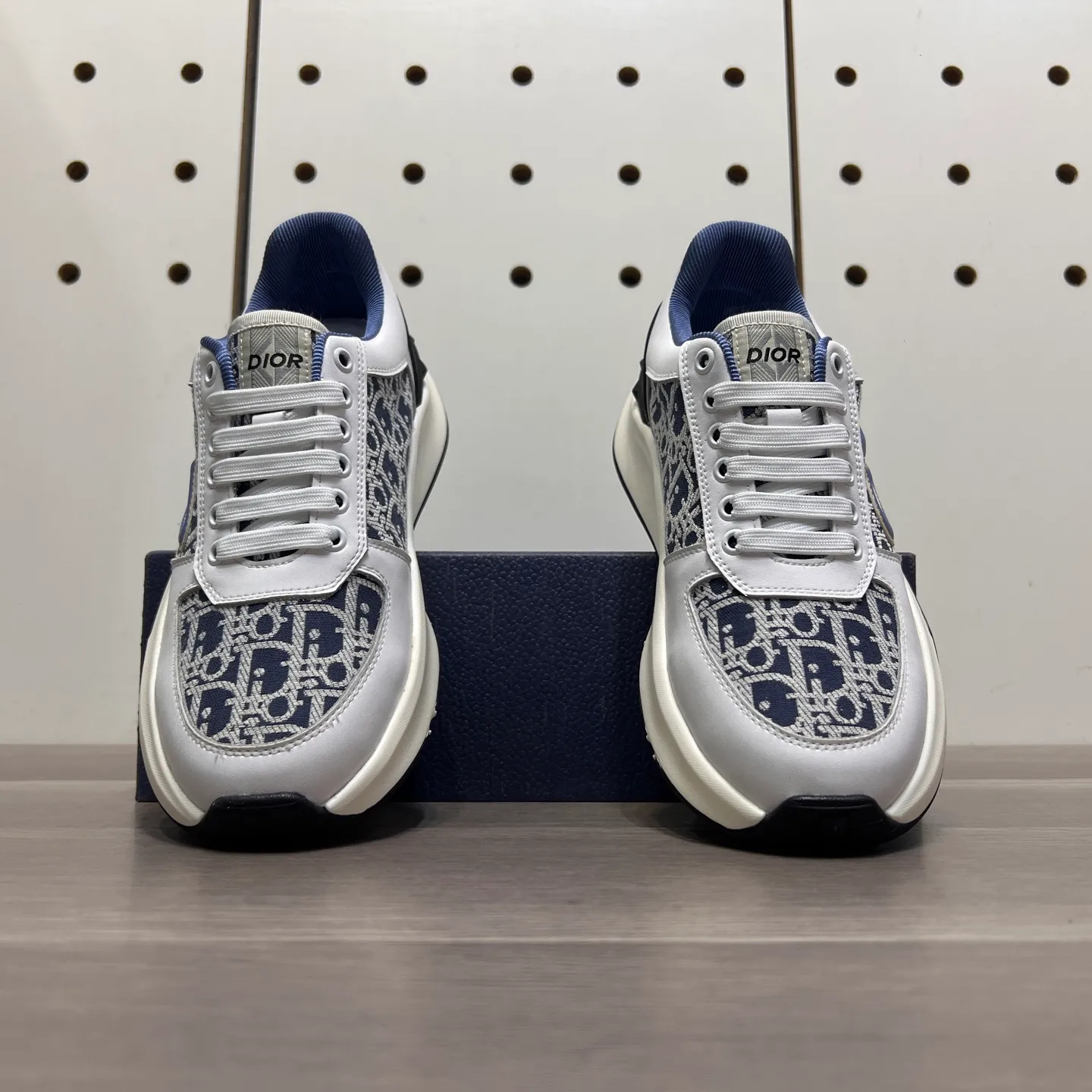 Factory price: 438💰Dior original quality.~ Unique modern style sneakers. 🏃A must-have casual shoe for trendy men😍😍 Imported cowhide fabric, sheepskin foot pads (refuse to discolor and grind feet) soles: Original soles specially provided by the original factory, French lazy style design ⚠️Fit to the feet, original quality, super comfortable original soles. Just like shooting the real thing 🎬The real thing is better, high-quality sneakers, size: 38-44 (45 and 46 can be customized)
